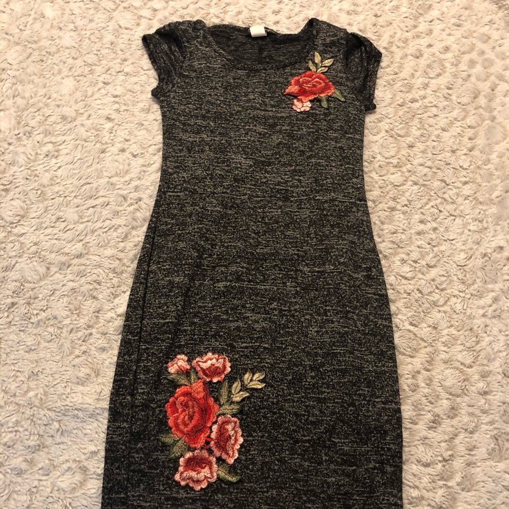 Grey tshirt dress with embroidered roses